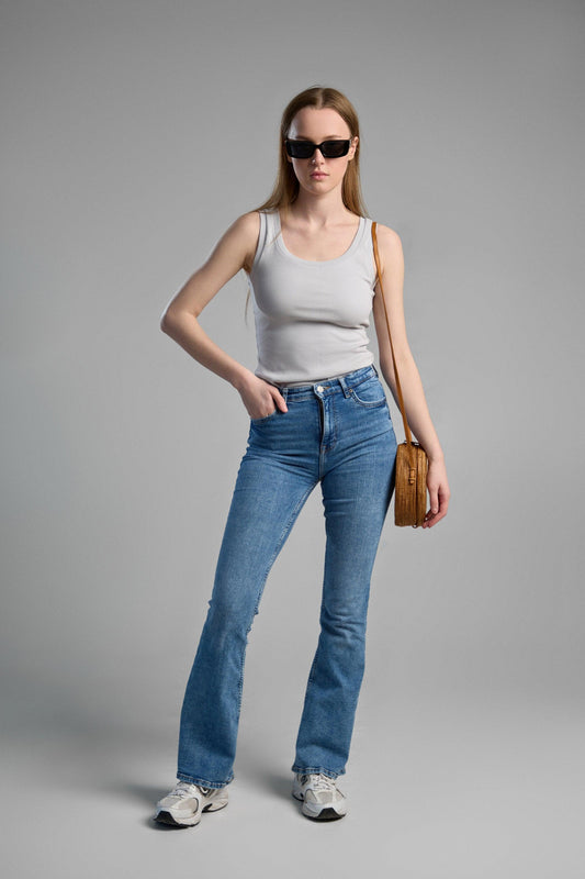 a stylish, grey tank top made from makö recycled cotton, emphasizing eco-friendly materials and comfortable fit.