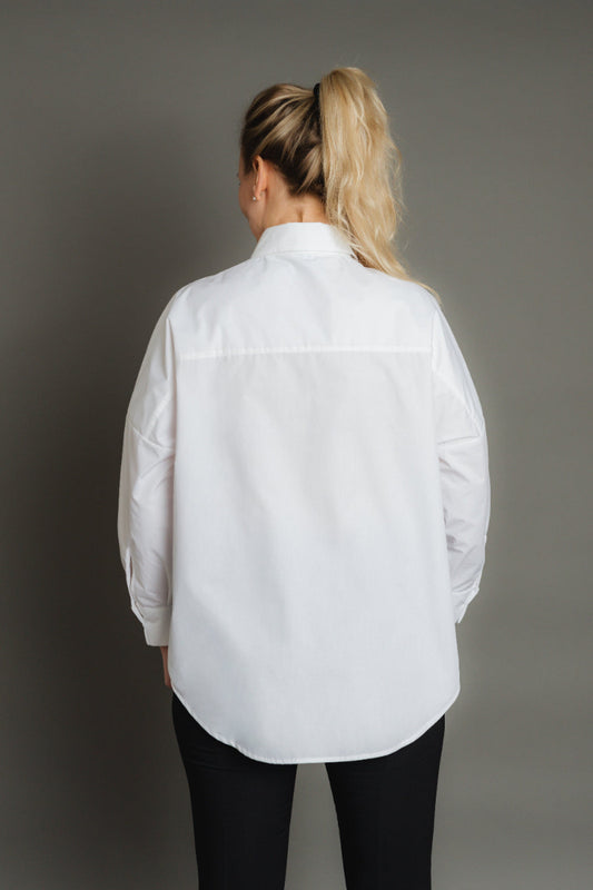 makö women's oversized white basic shirt, perfect for a classic and versatile wardrobe essential.