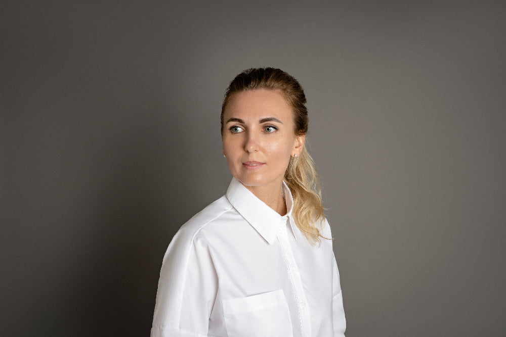 makö women's oversized white basic shirt, perfect for a classic and versatile wardrobe essential.