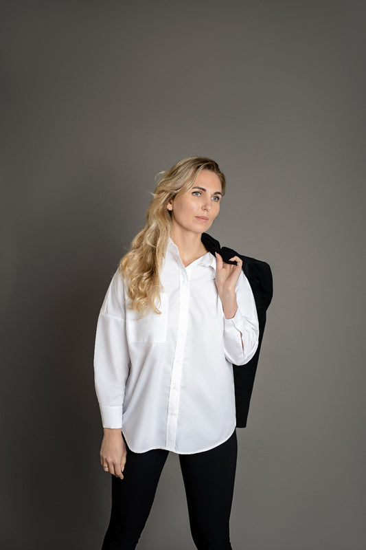 makö women's oversized white basic shirt, perfect for a classic and versatile wardrobe essential.